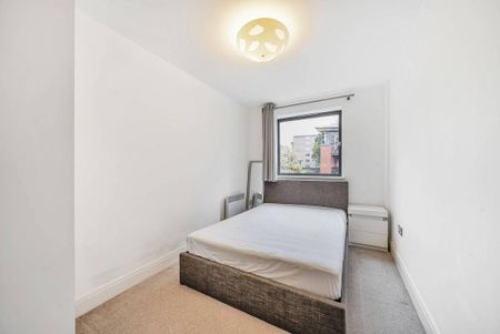 3 bedroom flat to rent - Photo 4