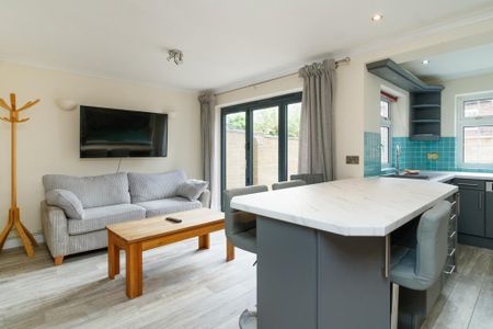 5 bedroom detached house to rent - Photo 2