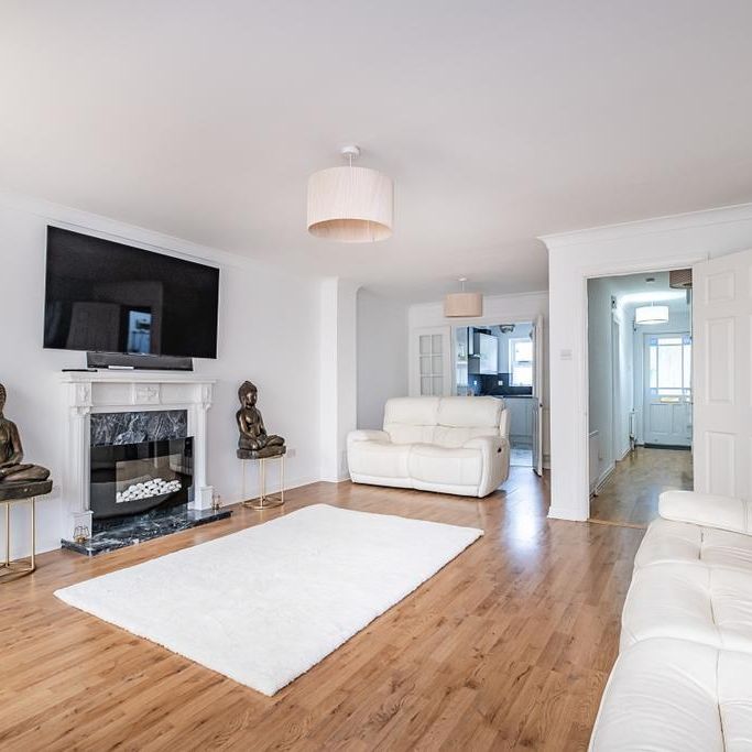 4 bedroom detached house to rent - Photo 1