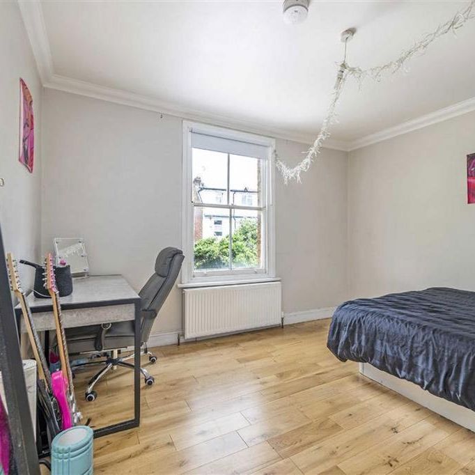 3 bedroom flat to rent - Photo 1