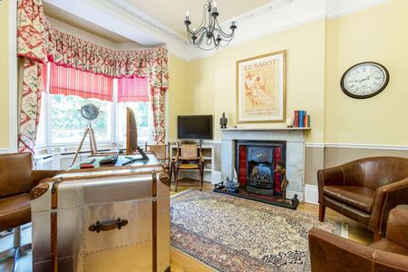 A well presented detached family home with generous parking and a delightful garden, backing directly onto The St Margarets Pleasure Gardens. - Photo 2