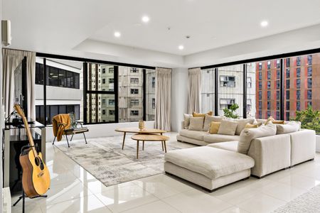 Luxury 3 Bedroom Living - Photo 3