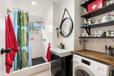 Spacious, Renovated & Rare – 2 Bathrooms in Prime Elwood - Photo 5