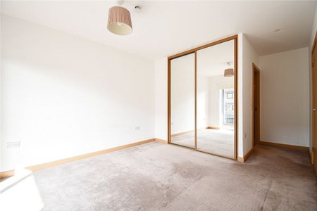 A beautiful 1 bedroom apartment located at this exclusive development only a short walk to the Railway Station and Cambridge Leisure Centre. GCH. Secure allocated parking. Phone entry system. Communal gardens. Unfurnished. - Photo 2