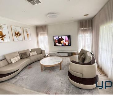 A Park-Facing Residence Offering Space and Elegance !! - Photo 2