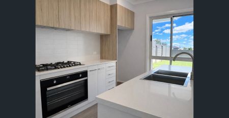 Brand New Luxury 5-Bedroom Family Home in Riverstone - Photo 4