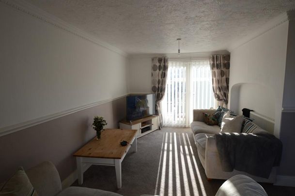 3 bedroom end of terrace house to rent - Photo 1