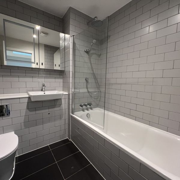 Murray Green, Woking, Surrey, GU21 - Photo 1