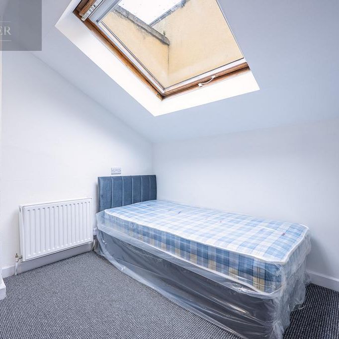 8 bedroom flat to rent - Photo 1