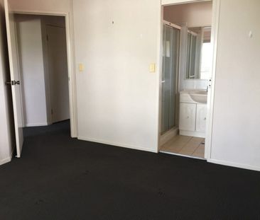 Top Floor 3 Bedroom Unit in Prime Location! - Photo 4