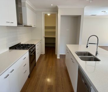 Leased - Large 4 Bedroom Home in Cranbourne West - Photo 3