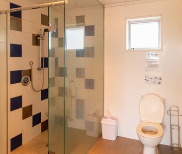 Tidy bedroom in shared housing! - Photo 4