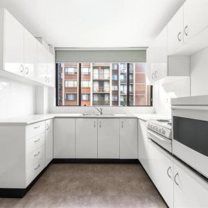 Bright & Sunny Refurbished 2 Bedroom Apartment - Photo 3