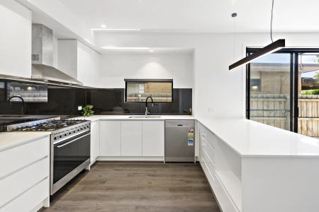 Near New 4 bedroom Townhouse - Photo 5