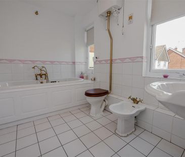 2 bedroom character property to rent - Photo 2