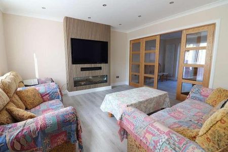 Eaton Valley Road, Luton, Bedfordshire, LU2 - Photo 2