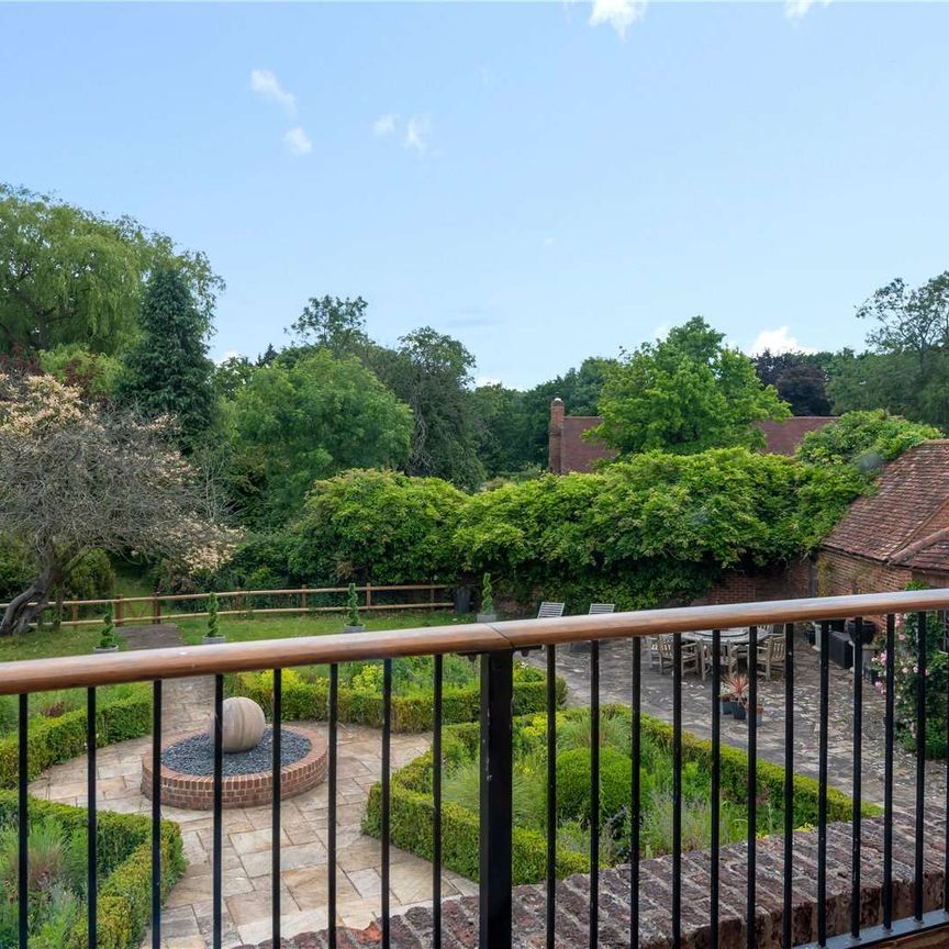 Original Grade II listed Elizabethan house packed with period features. - Photo 1