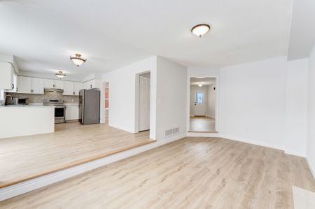 For Lease - 20 Felt Crescent, Barrie, Ontario - Photo 2