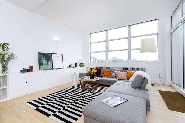 Truly exceptional and newly renovated penthouse apartment situated in the heart of Highbury. - Photo 1