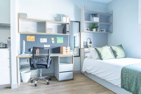 Calle Camilo José Cela, Sevilla, Andalusia 41018 - Photo 2