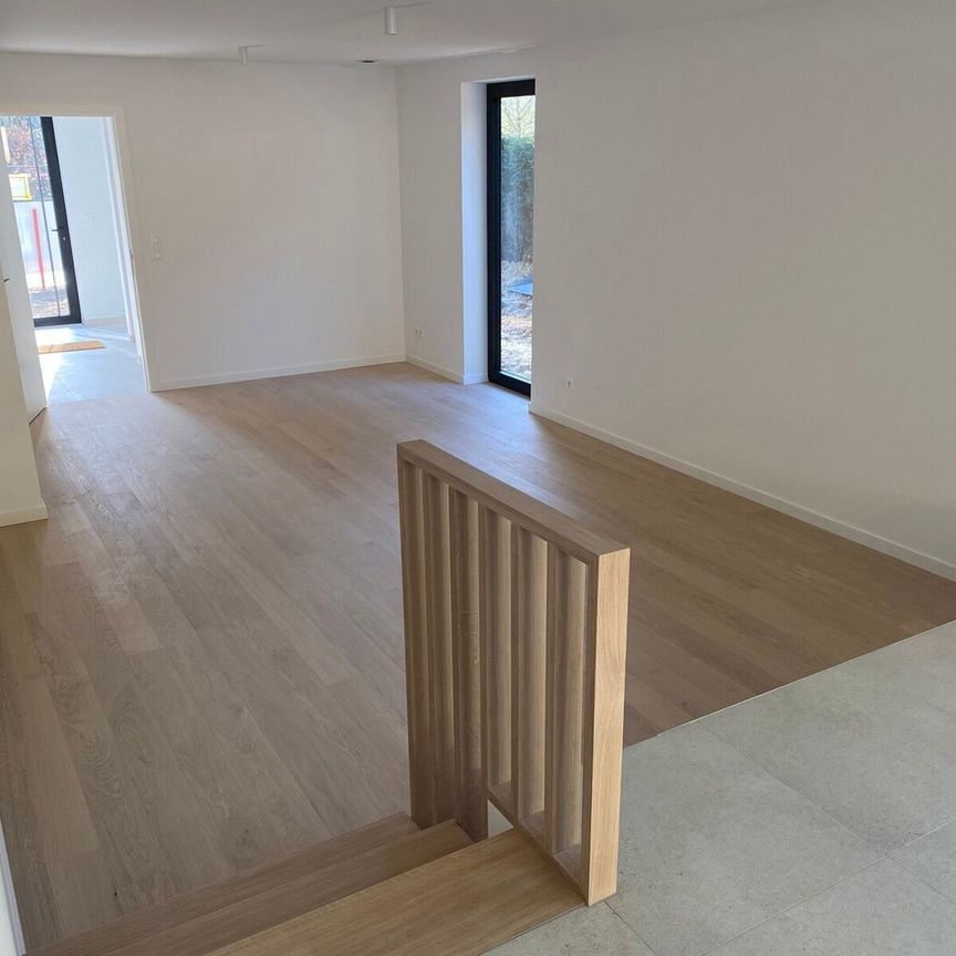 NIEUWBOUW, 3-gevel woning, ideaal gelegen in een rustige straat op 1km van tramhalte (tram 39) en de Duitse school. - Photo 1