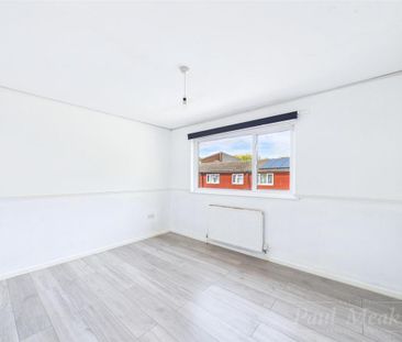 3 bedroom end of terrace house to rent - Photo 3