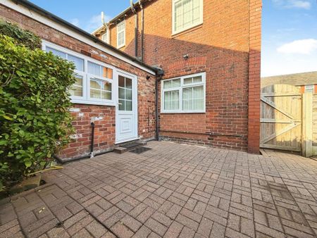 3 bedroom semi-detached house to rent - Photo 4