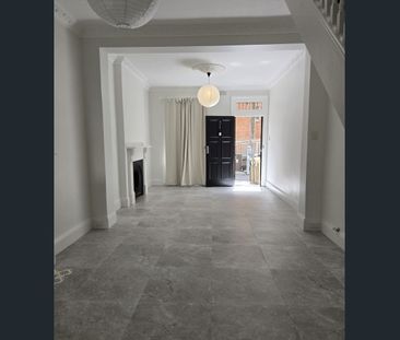 Beautifully Renovated Terrace in Prime Redfern Location - Photo 2