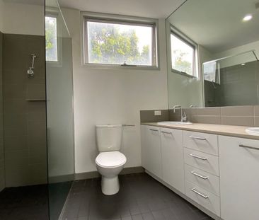 Big is Better: Large rooms, stunning views – HUGE - Photo 4