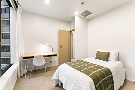 Luxury 3 Bedroom Living - Photo 3