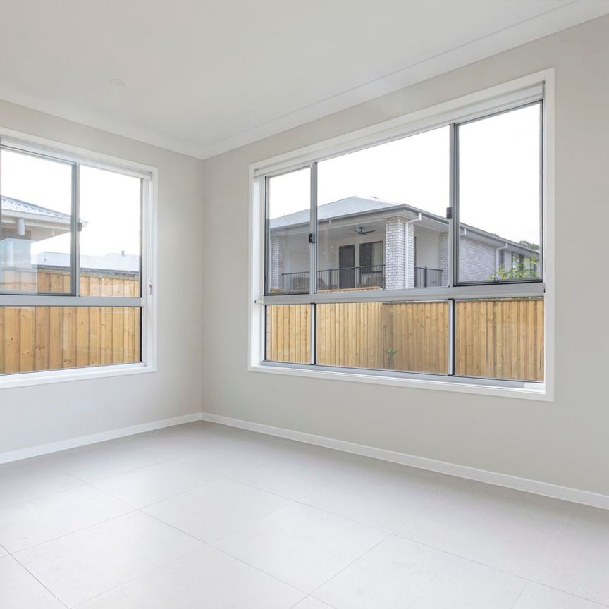 Brand-new, architecturally designed 5-bedroom, 4 bathroom house - Photo 1