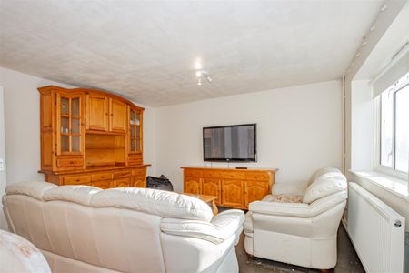 3 bedroom Flat to let - Photo 2