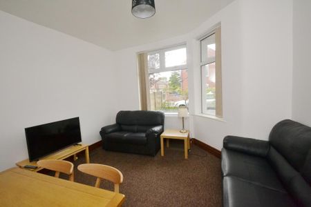 4 bedroom detached house to rent - Photo 2