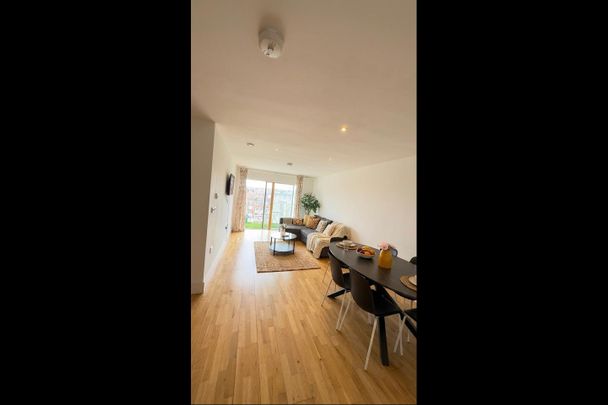 2 Bed Flat, Derry Court, SW16 - Photo 1