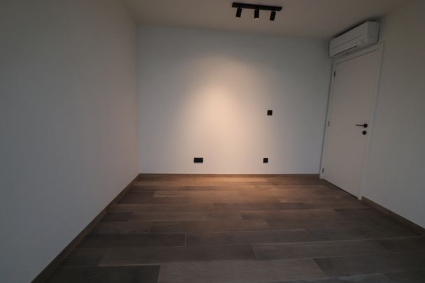 Gerenoveerd duplex-appartement (2de en 3de verdieping) met terras (ca 28 m²), garage en fietsenberging. - Foto 1