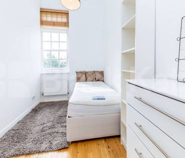 A superb split level 2 bedroom 2 bathroom within a private estate - Photo 6