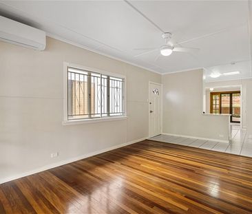 Beautiful family home on quiet leafy street in affluent Clayfield - Photo 2