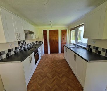 2 bedroom semi-detached bungalow to rent - Photo 3