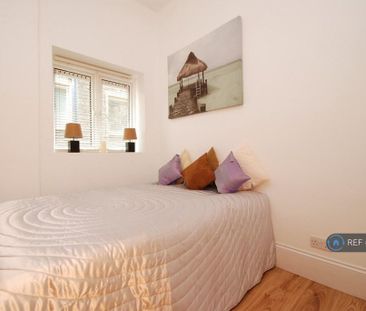 3 bedroom flat to rent - Photo 4