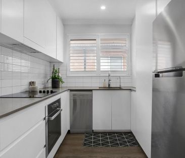 Sleek Designer Apartment in Convenient Location - Photo 6