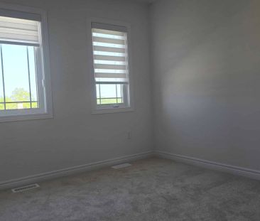 Three bedroom townhouse for rent in Barrie - Photo 3