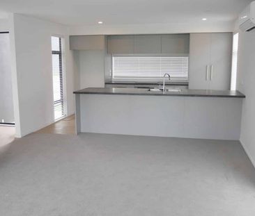 RUSSLEY -MODERN, 2 BEDROOMS, HEATPUMP, INTERNAL ACCESS GARAGE - Photo 2