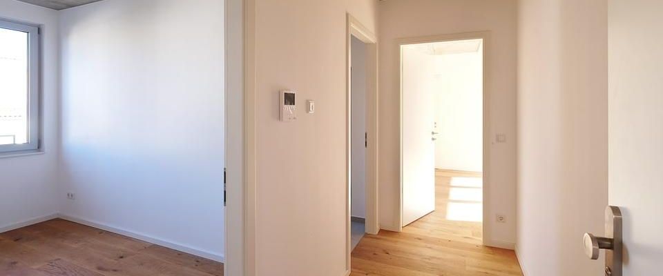 Erstbezug im Neubau nahe Volkspark mit Süd-Terrasse, Tageslichtbad, AR, Stellplatz, Fbhz. u.v.m. - Photo 1