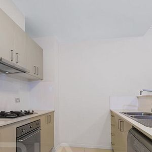 Modern 2 Bedrooms Apartment With 2 Parking Spaces! - Photo 3