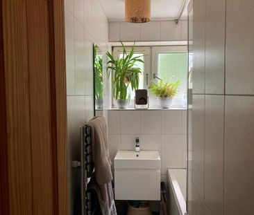 Canal-View Room in the Heart of Hackney - Photo 4