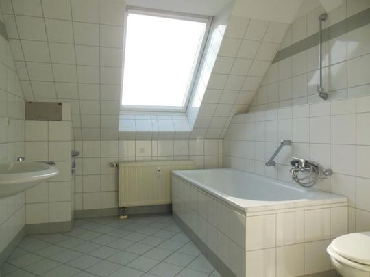 2 Raum-DACHGESCHOSS-Whg in Gohlis , Bad mit Fenster, Wanne, hell und geräumig! - Photo 1