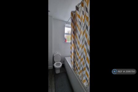 1 bedroom in a house share to rent - Photo 3