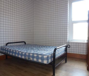 4 bedroom end of terrace house to rent - Photo 3