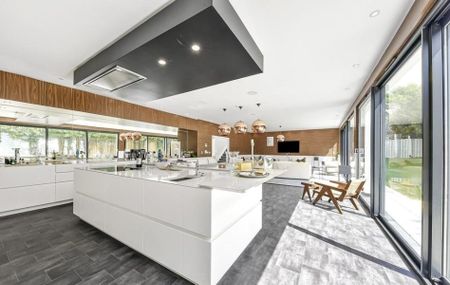 6 bedroom detached house to rent - Photo 4