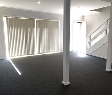 Spacious townhouse within 200m to waterfront and local shops! - Photo 2